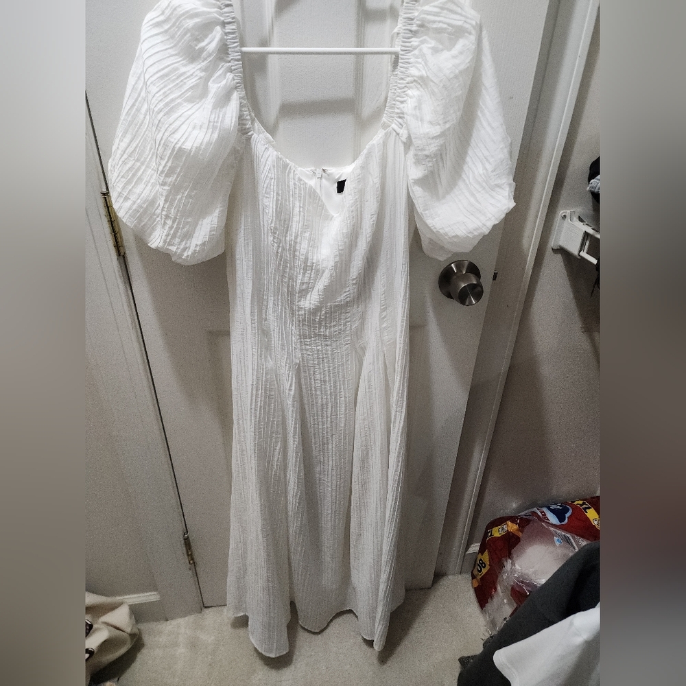 Lulus textured white puff sleeve pleated midi dress size S